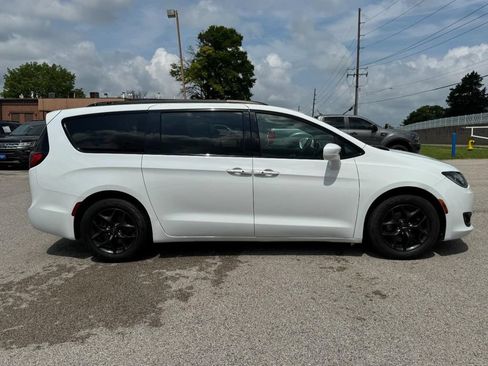 Used 2018 Chrysler Pacifica Touring-L Plus FWD image 2