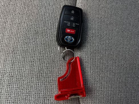 Used 2022 Toyota Sienna LE image 55