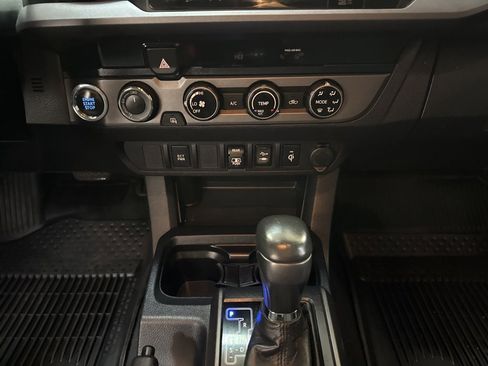 Used 2018 Toyota Tacoma TRD Sport image 19