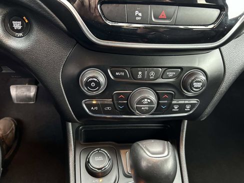 Used 2019 Jeep Cherokee Limited image 23