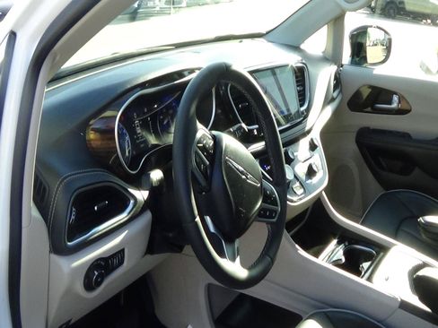 Used 2026 Chrysler Pacifica Limited FWD image 19