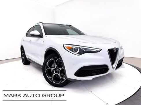 Used 2023 Alfa Romeo Stelvio Ti AWD/4WD image 2