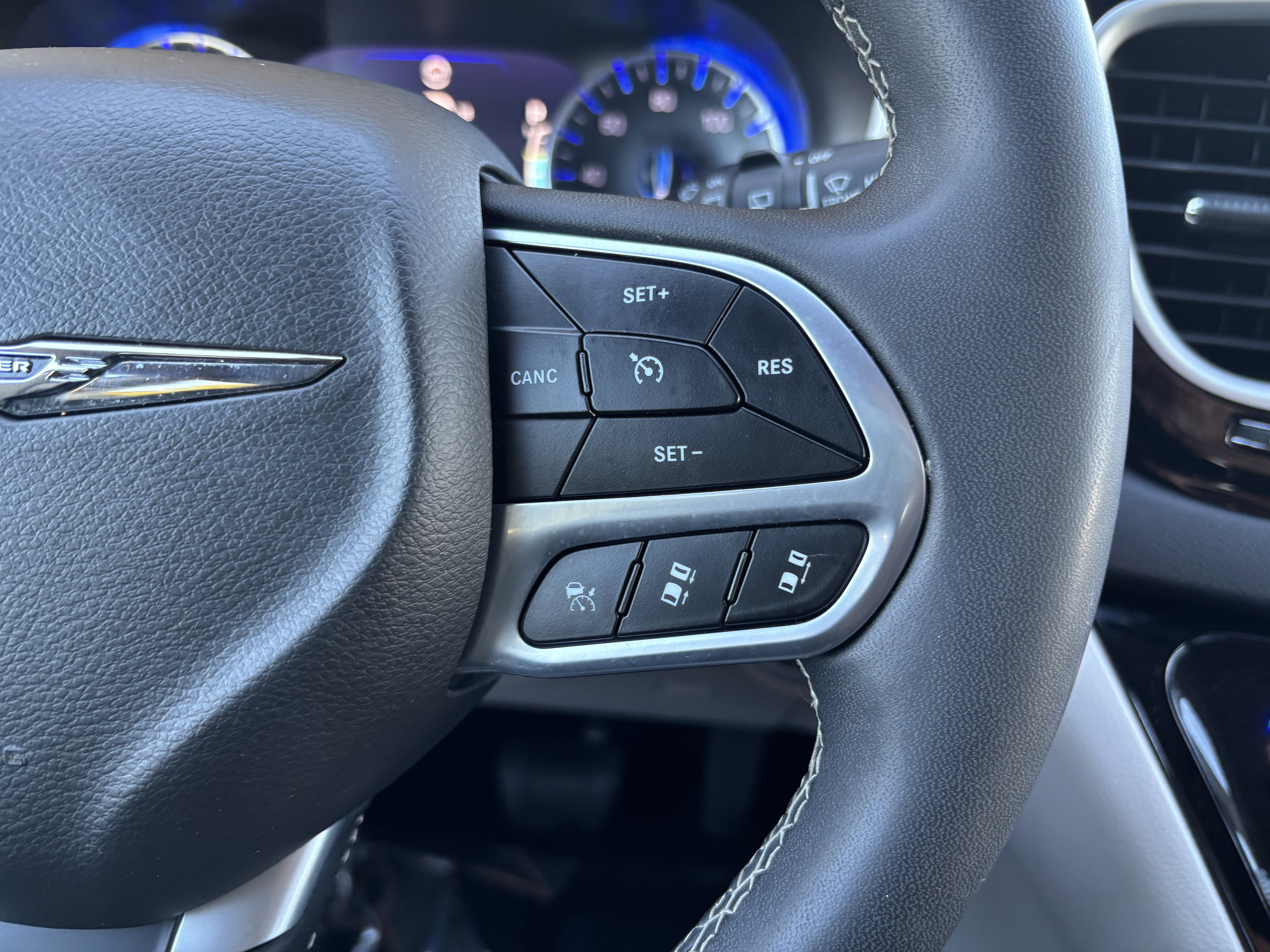 Used 2024 Chrysler Pacifica Touring-L FWD image 16
