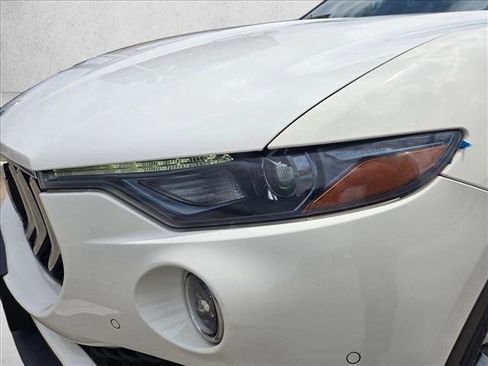 Used 2018 Maserati Levante image 9
