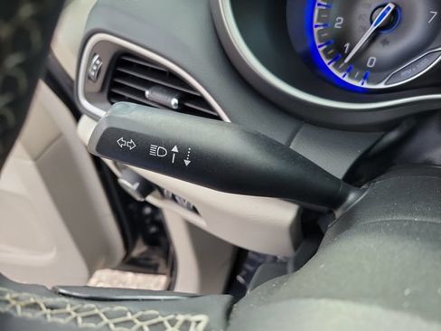 Used 2023 Chrysler Pacifica Touring-L FWD image 24