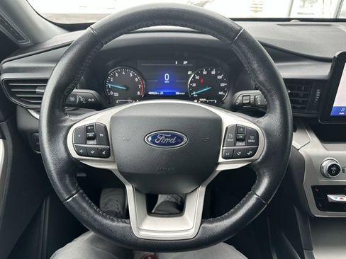 Used 2021 Ford Explorer XLT image 29