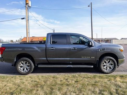 Used 2019 Nissan Titan SV w/ SV Convenience Package image 4