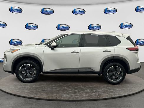 Used 2025 Nissan Rogue SV FWD image 2