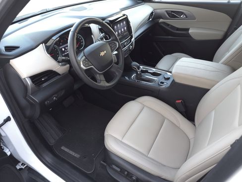 Used 2023 Chevrolet Traverse LT w/ LT Premium Package image 9