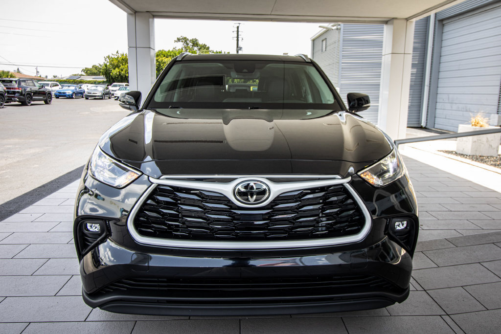 Used 2024 Toyota Highlander XLE FWD image 8