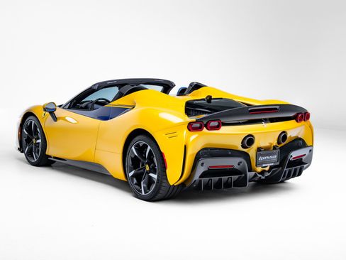 Used 2023 Ferrari SF90 Spider image 37