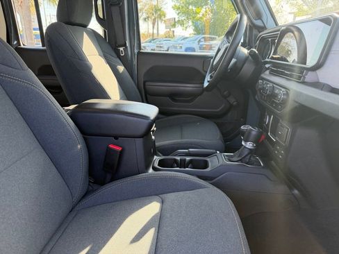 Used 2024 Jeep Gladiator Sport image 11