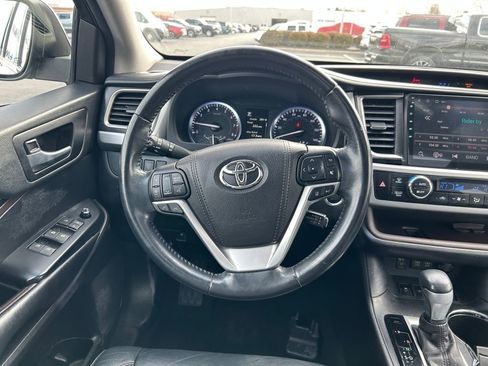 Used 2017 Toyota Highlander XLE image 10