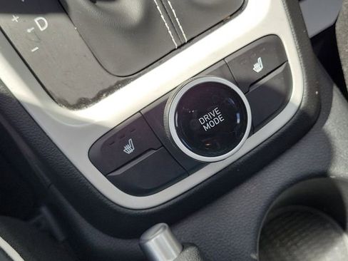 Used 2025 Hyundai Venue Limited FWD image 26