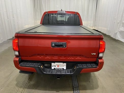 Certified 2018 Toyota Tacoma TRD Off-Road image 4