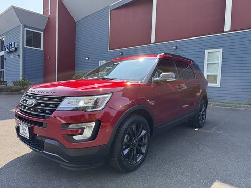 Used 2017 Ford Explorer XLT w/ Equipment Group 202A AWD/4WD image 9