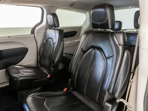 Used 2023 Chrysler Pacifica Touring-L FWD image 22