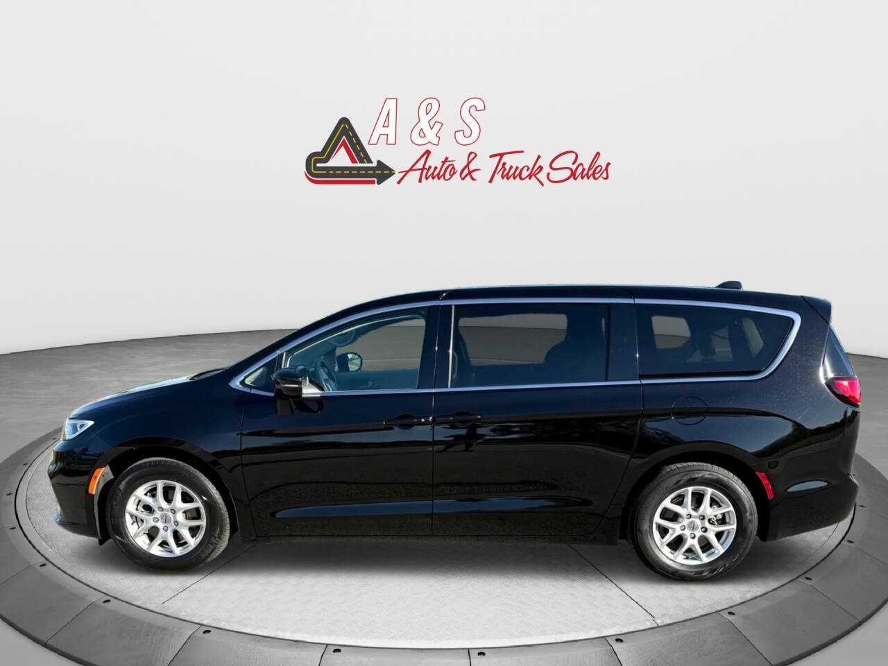 Used 2024 Chrysler Pacifica Touring-L FWD image 6