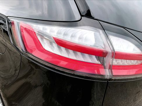 Certified 2019 Ford Edge SE FWD image 28