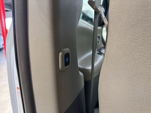 Used 2017 Toyota Sienna XLE Premium FWD image 39