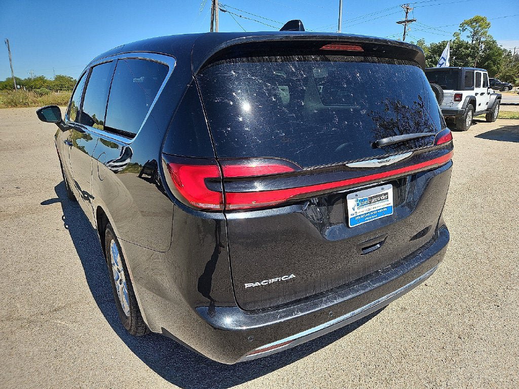 Used 2023 Chrysler Pacifica Touring-L FWD image 5