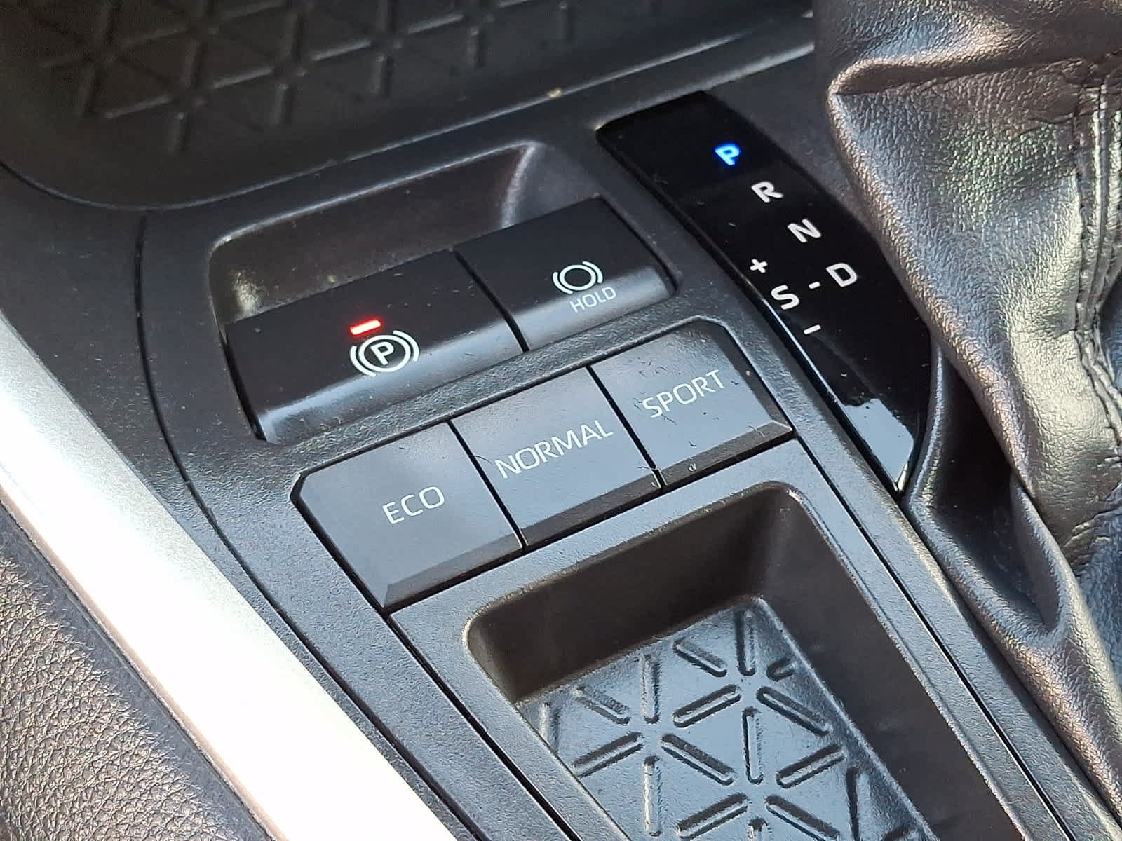 Used 2019 Toyota RAV4 XLE w/ Convenience Package FWD image 27