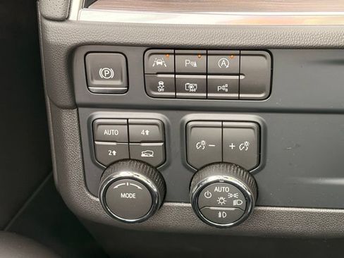 Used 2026 Chevrolet Suburban Premier AWD/4WD image 22