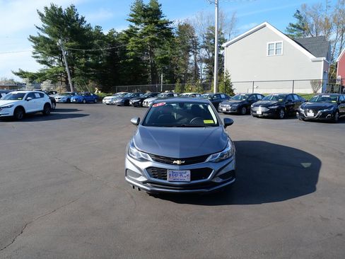 Used 2018 Chevrolet Cruze LT w/ Convenience Package FWD image 3