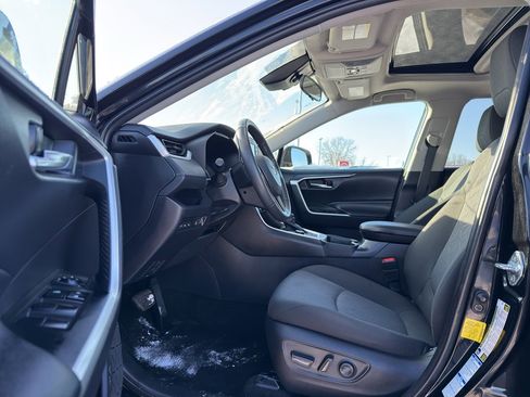 Used 2021 Toyota RAV4 XLE image 11