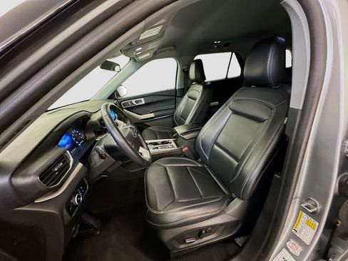 Used 2023 Ford Explorer XLT w/ Equipment Group 202A image 13