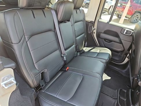 Used 2022 Jeep Wrangler Unlimited Sahara w/ Cold Weather Group AWD/4WD image 30