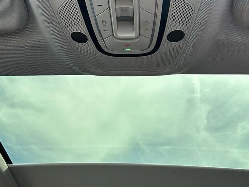 Used 2022 Audi e-tron Premium w/ Convenience Plus Package image 12