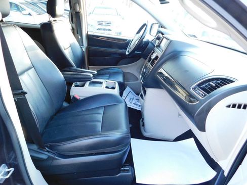 Used 2014 Chrysler Town & Country Touring image 12