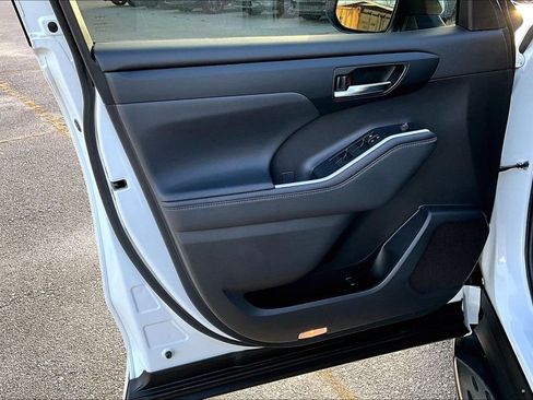 Used 2024 Toyota Highlander LE image 24