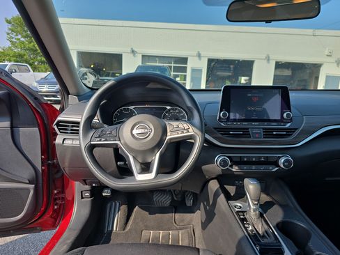 Used 2025 Nissan Altima 2.5 SV FWD image 15