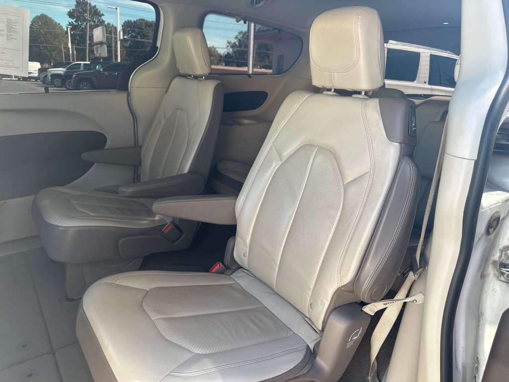 Used 2017 Chrysler Pacifica Touring-L Plus w/ Advanced Safetytec Group FWD image 16