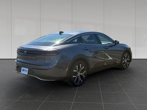 Used 2023 Toyota Crown Limited image 5