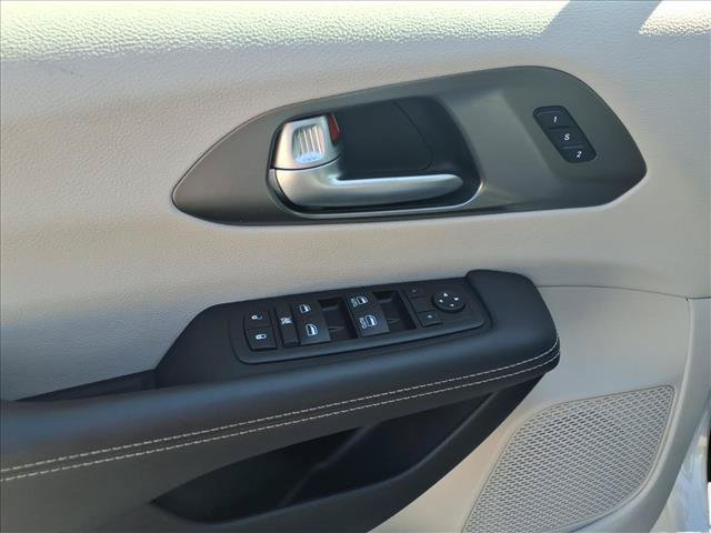 Used 2024 Chrysler Pacifica Touring-L FWD image 16