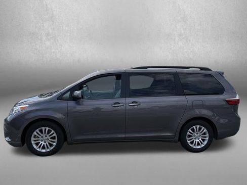 Used 2017 Toyota Sienna XLE FWD image 3