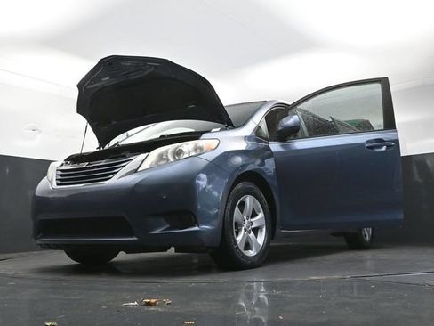 Used 2017 Toyota Sienna LE FWD image 36