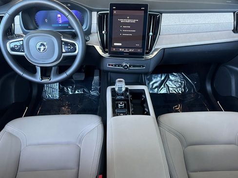 Certified 2025 Volvo XC90 B6 Plus image 3