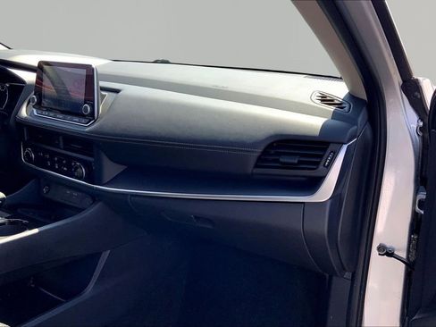 Used 2025 Nissan Rogue S image 18