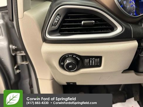Used 2018 Chrysler Pacifica Touring-L image 33