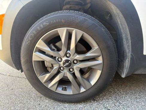 Used 2023 Kia Seltos S w/ Navigation Package AWD/4WD image 3