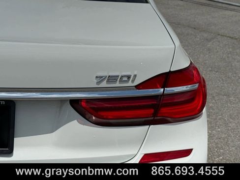 Used 2018 BMW 750i RWD image 10