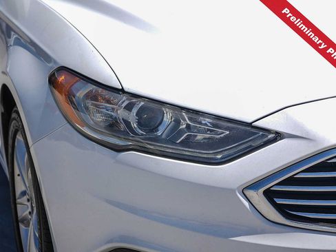 Used 2018 Ford Fusion SE w/ Fusion SE Technology Package FWD image 4