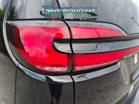 Used 2024 Chrysler Pacifica Pinnacle FWD image 31