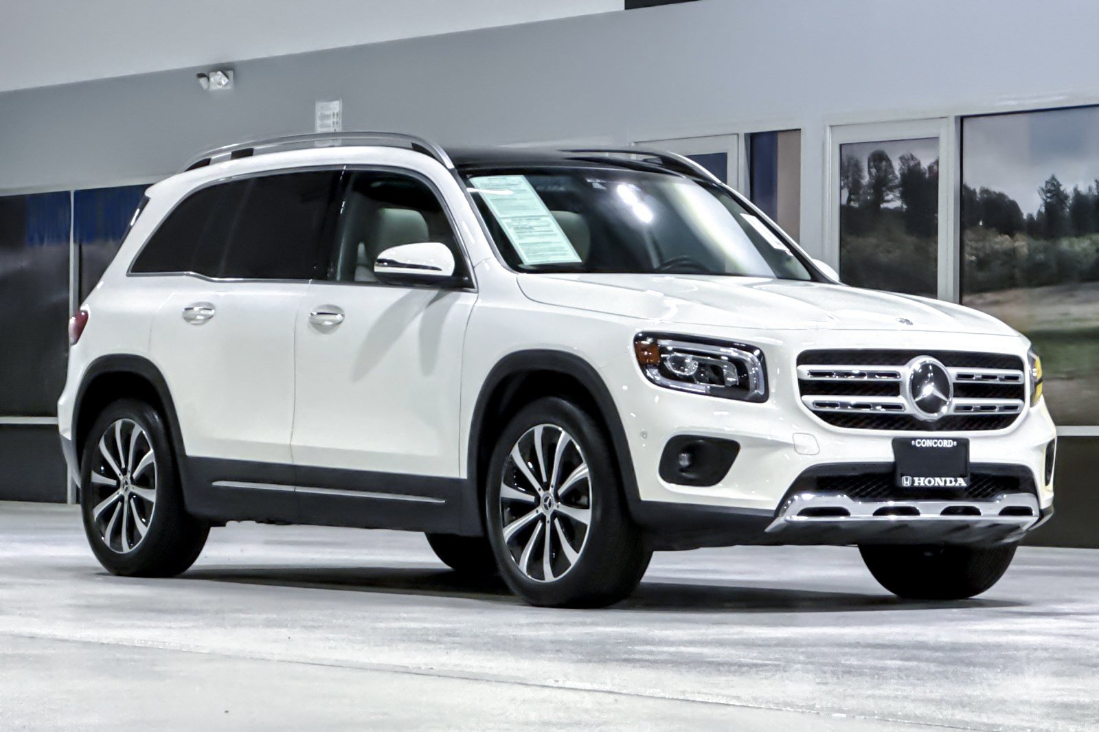 Used 2023 Mercedes-Benz GLB 250 w/ Premium Package image 7