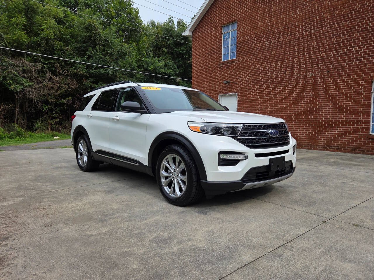 Used 2021 Ford Explorer XLT w/ Equipment Group 202A RWD image 3