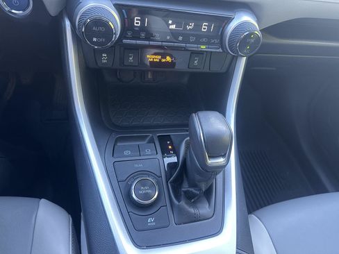 Used 2021 Toyota RAV4 XLE Premium AWD/4WD image 17